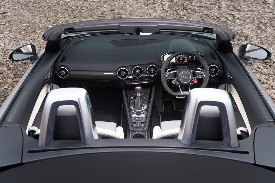 Интерьер Audi TT RS Roadster (8S) 2016 года  (UK) (фото 9 из 40)